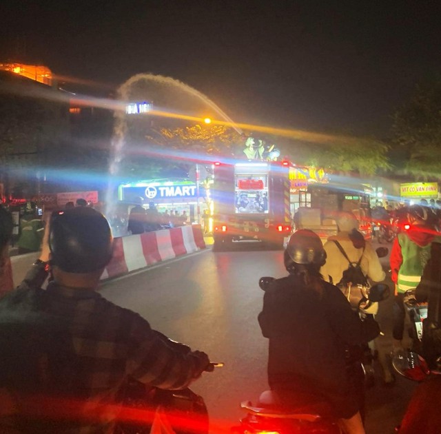 Video 2 vụ cháy ở quận Thanh Xuân và Hoàng Mai chiều tối 8/12 - Ảnh 3.