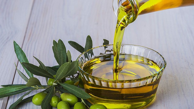 Bí quyết sử dụng dầu ô liu cho món ăn thơm ngon và tốt cho sức khỏe