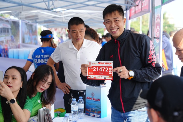 Hàng trăm vận động viên đến nhận số báo danh tại Nghi Xuân Half marathon năm 2023- Ảnh 3.