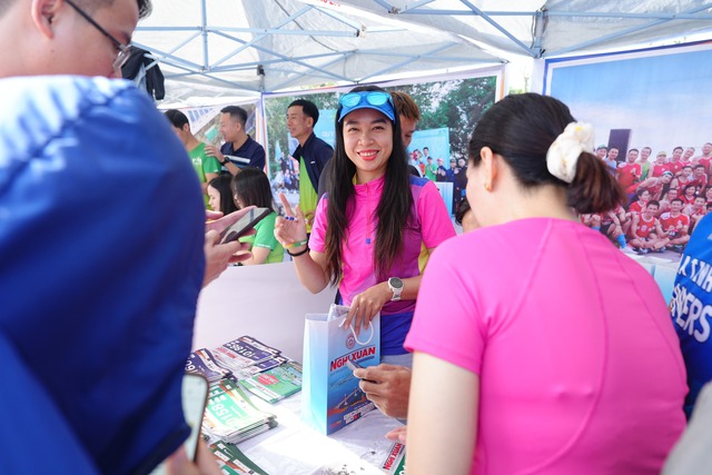 Hàng trăm vận động viên đến nhận số báo danh tại Nghi Xuân Half marathon năm 2023- Ảnh 4.