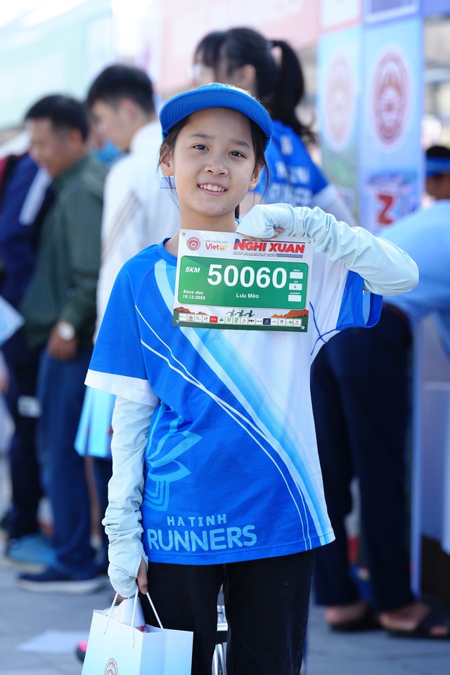 Hàng trăm vận động viên đến nhận số báo danh tại Nghi Xuân Half marathon năm 2023- Ảnh 5.