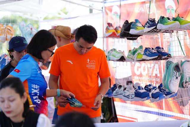 Hàng trăm vận động viên đến nhận số báo danh tại Nghi Xuân Half marathon năm 2023- Ảnh 1.