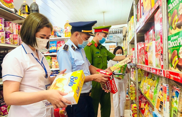 Phạt nhiều cơ sở vi phạm an toàn thực phẩm ở Bình Định - Ảnh 2.