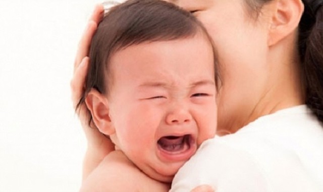 Dấu hiệu viêm họng ở trẻ sơ sinh mà cha mẹ cần biết - Ảnh 3.