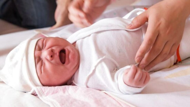 Dấu hiệu viêm họng ở trẻ sơ sinh mà cha mẹ cần biết - Ảnh 2.