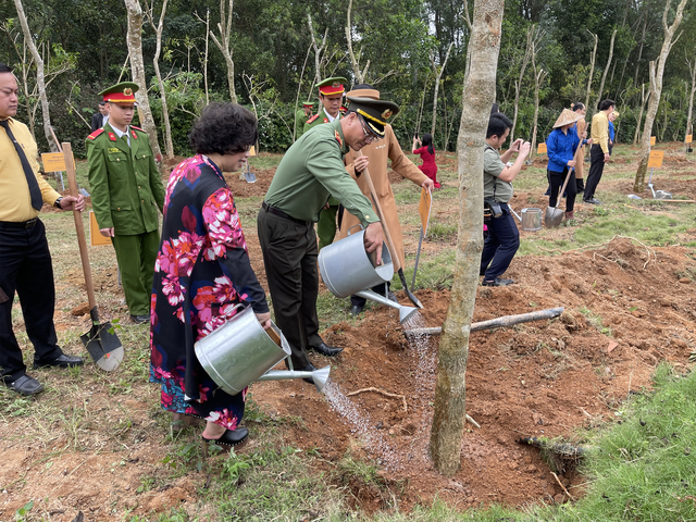 Hàng trăm cây xanh được trồng mới nhân dịp Tết trồng cây tại đền Chung Sơn – Đền thờ gia tiên Chủ tịch Hồ Chí  Minh - Ảnh 2.