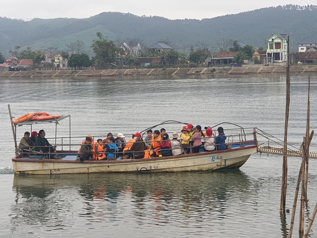 Hiểm nguy những chuyến đò ngang chở học sinh vùng cồn bãi trên sông Gianh - Ảnh 2.