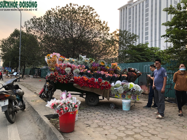Hoa và quà Valentine tràn ngập trên các vỉa hè của Hà Nội - Ảnh 3.