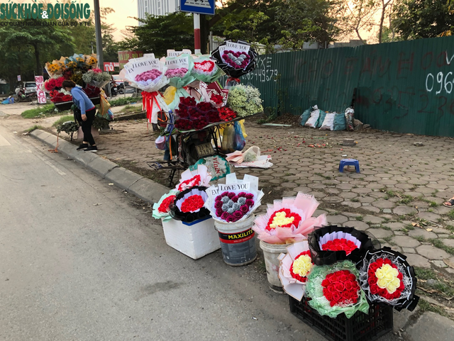Hoa và quà Valentine tràn ngập trên các vỉa hè của Hà Nội - Ảnh 1.