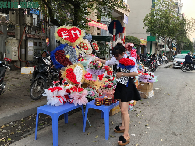 Hoa và quà Valentine tràn ngập trên các vỉa hè của Hà Nội - Ảnh 10.