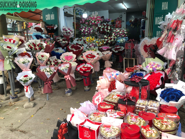 Hoa và quà Valentine tràn ngập trên các vỉa hè của Hà Nội - Ảnh 5.