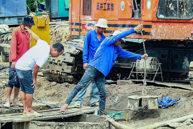 Vụ bé trai rơi xuống trụ bê tông ở Đồng Tháp là tai nạn lao động, không khởi tố vụ án - Ảnh 1.