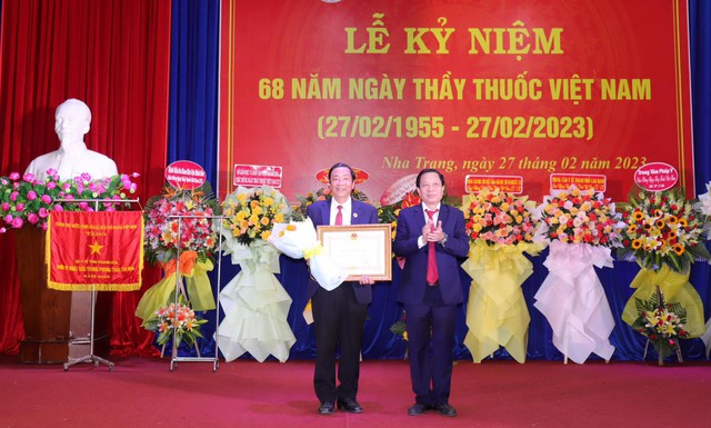 Khánh Hòa: Nhiều bác sĩ nhận danh hiệu Thầy thuốc ưu tú - Ảnh 1.