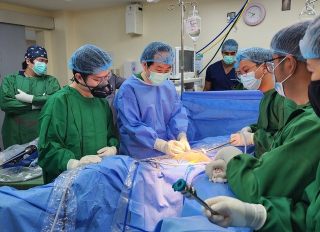 Bác sĩ Việt chuyển giao phẫu thuật robot tại Philippines - Ảnh 1.