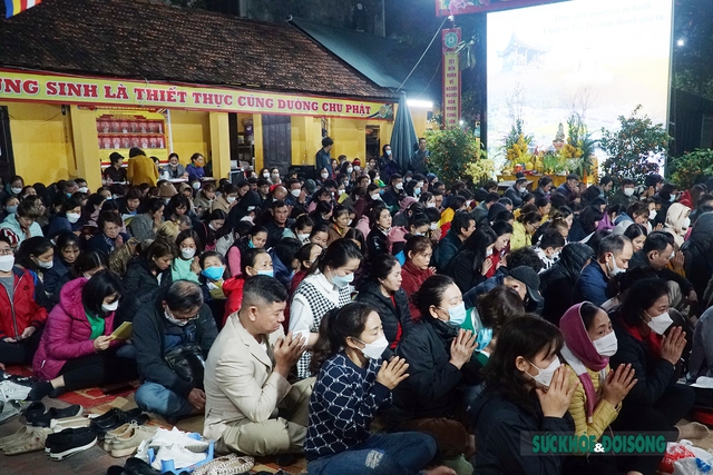 Hàng nghìn người dân ở Hà Nội tham dự lễ cầu an ở chùa Phúc Khánh - Ảnh 1.