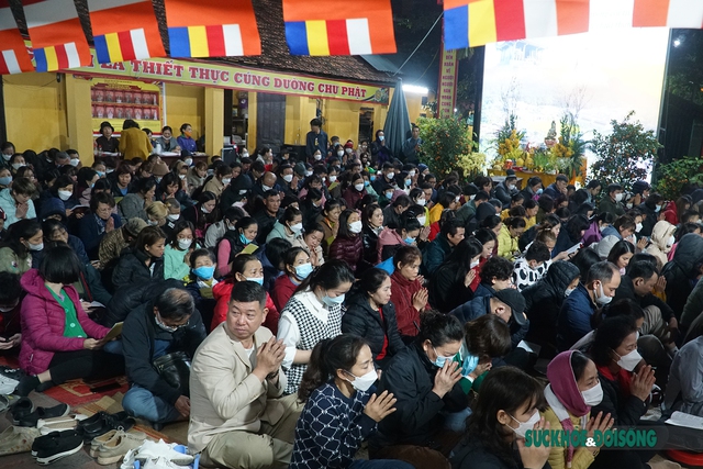 Hàng nghìn người dân ở Hà Nội tham dự lễ cầu an ở chùa Phúc Khánh - Ảnh 7.