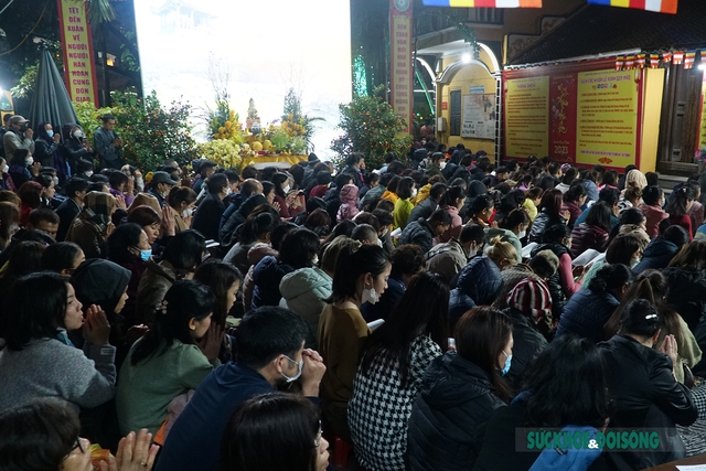 Hàng nghìn người dân ở Hà Nội tham dự lễ cầu an ở chùa Phúc Khánh - Ảnh 2.