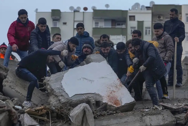 Thảm họa động đất Thổ Nhĩ Kỳ-Syria: Chạy đua với thời gian giải cứu các nạn nhân mắc kẹt - Ảnh 2.