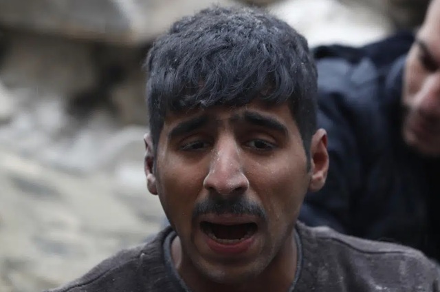 Thảm họa động đất Thổ Nhĩ Kỳ-Syria: Chạy đua với thời gian giải cứu các nạn nhân mắc kẹt - Ảnh 18.