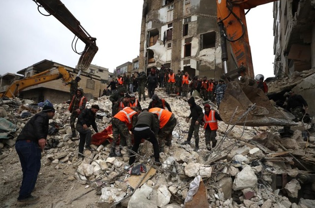 Thảm họa động đất Thổ Nhĩ Kỳ-Syria: Chạy đua với thời gian giải cứu các nạn nhân mắc kẹt - Ảnh 17.