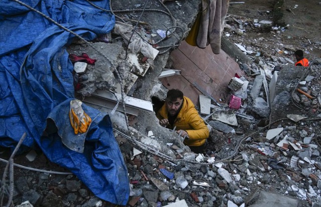 Thảm họa động đất Thổ Nhĩ Kỳ-Syria: Chạy đua với thời gian giải cứu các nạn nhân mắc kẹt - Ảnh 4.