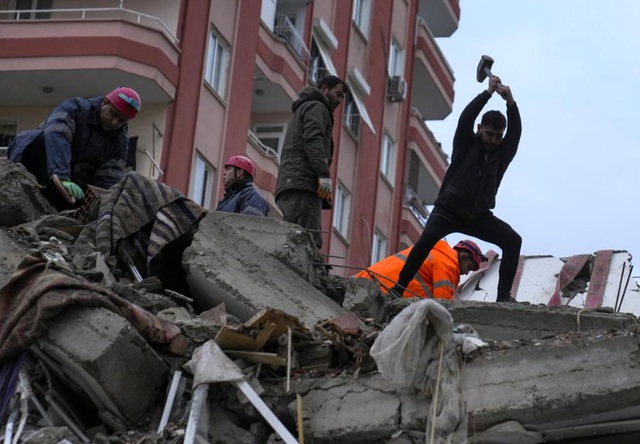 Thảm họa động đất Thổ Nhĩ Kỳ-Syria: Chạy đua với thời gian giải cứu các nạn nhân mắc kẹt - Ảnh 19.