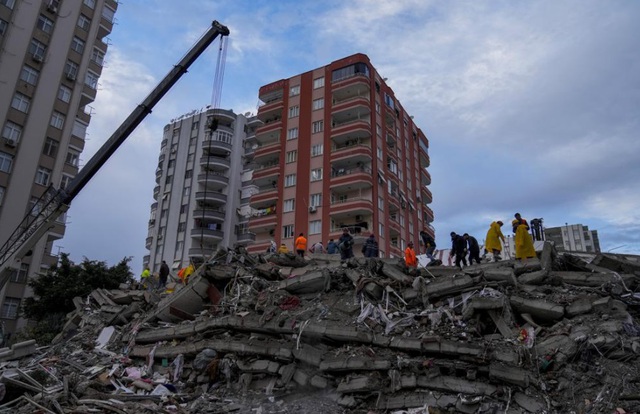 Thảm họa động đất Thổ Nhĩ Kỳ-Syria: Chạy đua với thời gian giải cứu các nạn nhân mắc kẹt - Ảnh 10.