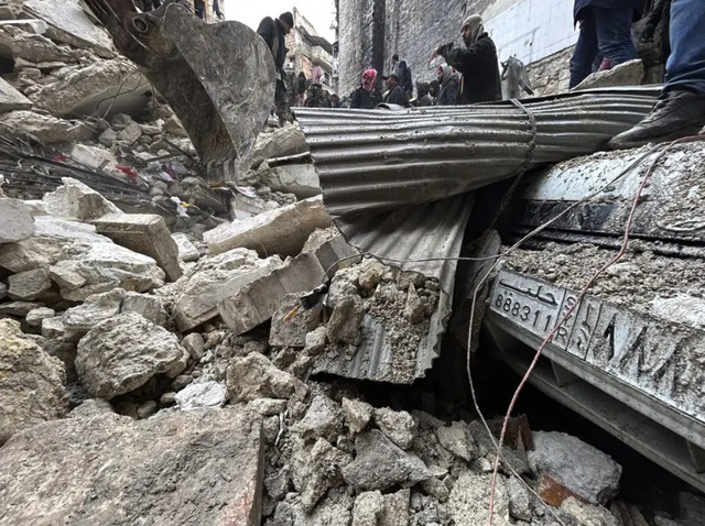 Thảm họa động đất Thổ Nhĩ Kỳ-Syria: Chạy đua với thời gian giải cứu các nạn nhân mắc kẹt - Ảnh 13.