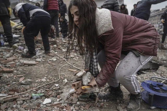 Thảm họa động đất Thổ Nhĩ Kỳ-Syria: Chạy đua với thời gian giải cứu các nạn nhân mắc kẹt - Ảnh 5.