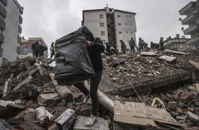 Thảm họa động đất Thổ Nhĩ Kỳ-Syria: Chạy đua với thời gian giải cứu các nạn nhân mắc kẹt - Ảnh 7.