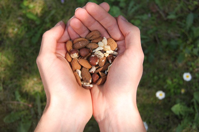 Đừng tiếc rẻ các loại hạt để lâu, ăn vào có thể bị ngộ độc nguy hiểm - Ảnh 2.
