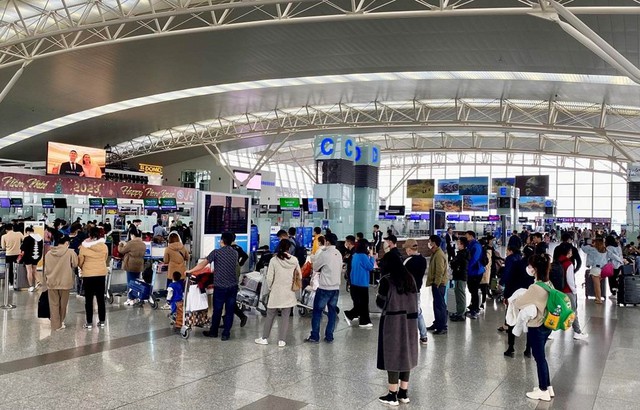 Sân bay Nội Bài hạn chế người thân đón, tiễn hành khách ở giờ cao điểm - Ảnh 1.