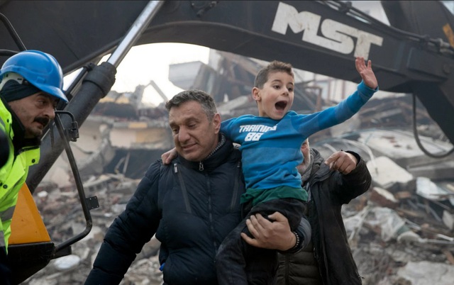 Khoảnh khắc kỳ diệu giải cứu bé trai kẹt 52 giờ dưới đổng đổ nát động đất - Ảnh 2.