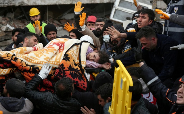 Khoảnh khắc kỳ diệu giải cứu bé trai kẹt 52 giờ dưới đổng đổ nát động đất - Ảnh 11.