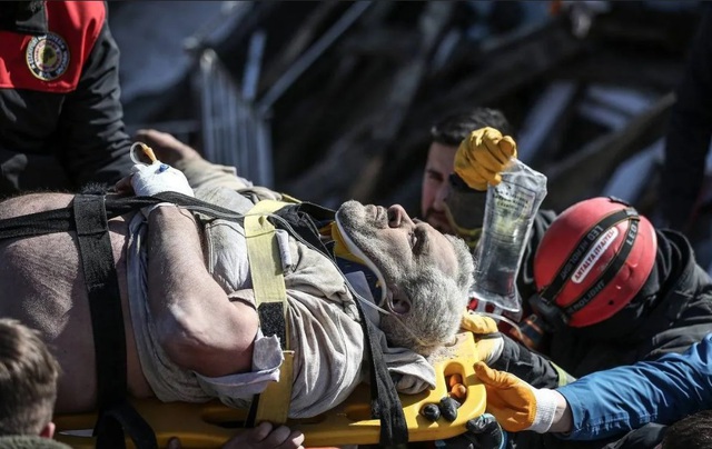 Khoảnh khắc kỳ diệu giải cứu bé trai kẹt 52 giờ dưới đổng đổ nát động đất - Ảnh 5.