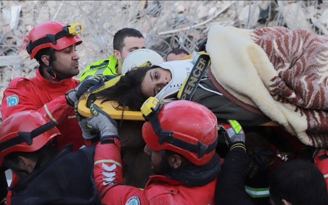 Khoảnh khắc kỳ diệu giải cứu bé trai kẹt 52 giờ dưới đổng đổ nát động đất - Ảnh 6.