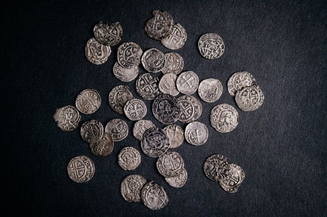 Nhà sử học Hà Lan tìm thấy kho báu thời trung cổ bằng máy dò kim loại - Ảnh 4.