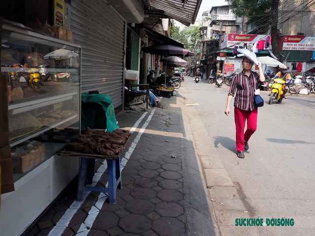 Có vạch kẻ giành cho người đi bộ, học sinh vẫn phải xuống lòng đường đến trường - Ảnh 9.