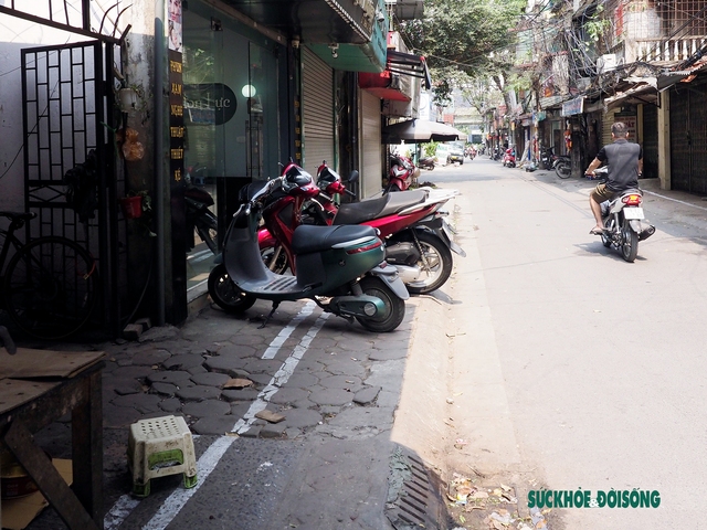 Có vạch kẻ giành cho người đi bộ, học sinh vẫn phải xuống lòng đường đến trường - Ảnh 5.