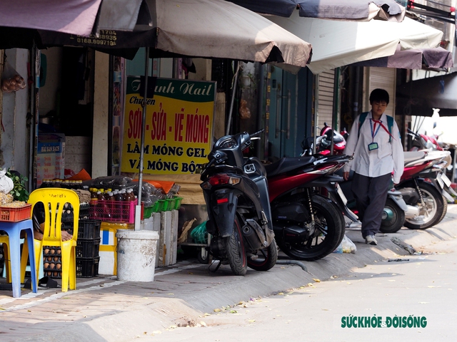 Hàng loạt xe máy để trên vỉa hè tại ngõ 3, phố Khuất Duy Tiến, Thanh Xuân Bắc, Hà Nội.