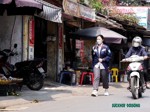 Có vạch kẻ giành cho người đi bộ, học sinh vẫn phải xuống lòng đường đến trường - Ảnh 4.