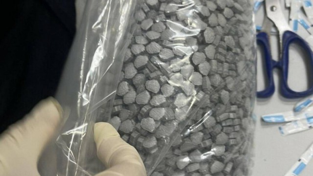 Phát hiện 3 tiếp viên Vietnam Airline xách 10kg thuốc lắc và ma túy từ Pháp về Việt Nam - Ảnh 2.