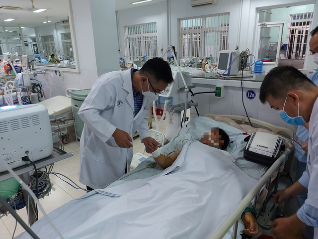 10 người ở Quảng Nam bị ngộ độc ăn cá chép muối ủ chua, các bác sĩ BV Chợ Rẫy đem thuốc hiếm đi cứu - Ảnh 2.