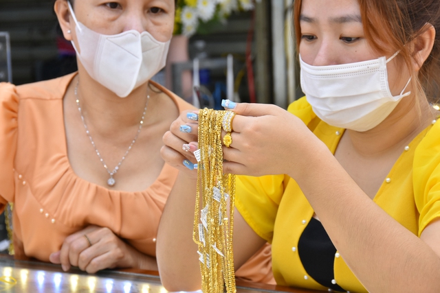 Giá vàng hôm nay (ngày 18/3): Tăng dữ dội - Ảnh 1.