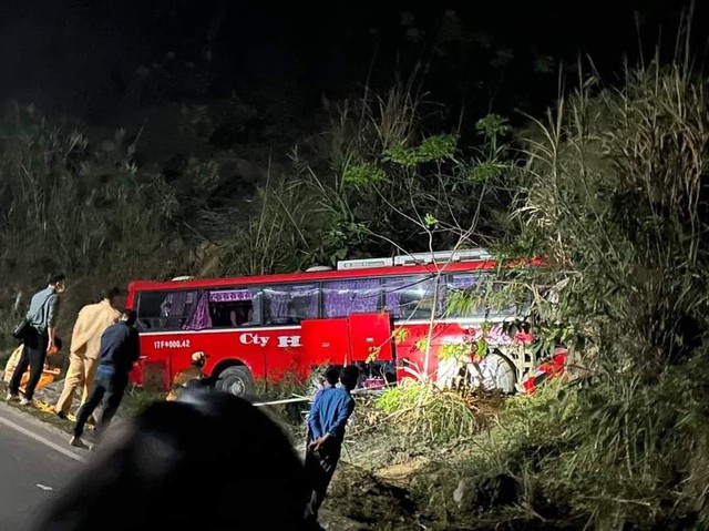 Tai nạn xe khách ở Hòa Bình khiến 1 người chết, 12 người bị thương - Ảnh 1.