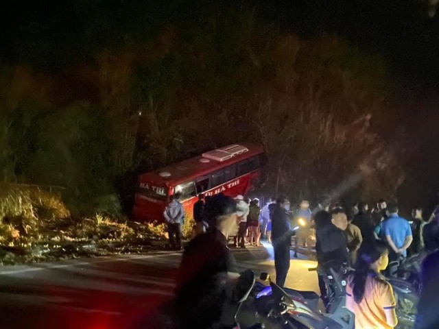 Tai nạn xe khách ở Hòa Bình khiến 1 người chết, 12 người bị thương - Ảnh 2.