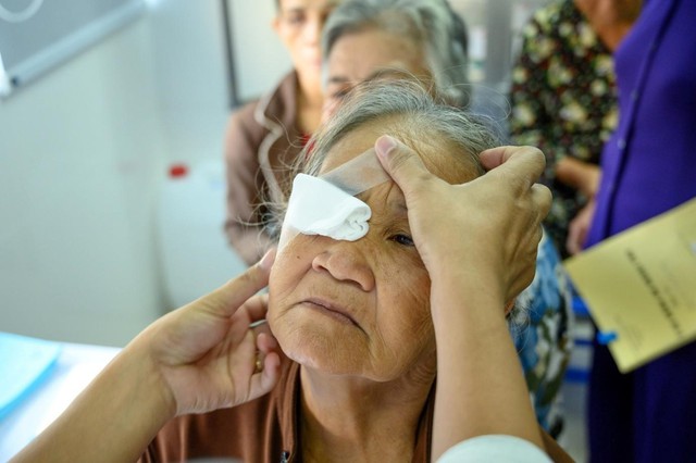 Những bệnh về mắt ở người cao tuổi và cách khắc phục hiệu quả - Ảnh 1.