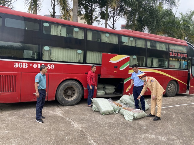 Mua 5 tạ lòng lợn sấy khô ẩm mốc, chảy nước bốc mùi hôi thối về bán kiếm lời - Ảnh 2.