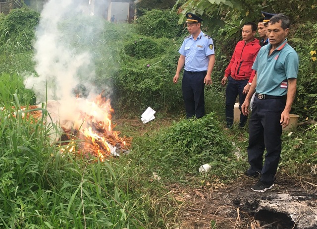 Mua 5 tạ lòng lợn sấy khô ẩm mốc, chảy nước bốc mùi hôi thối về bán kiếm lời - Ảnh 3.