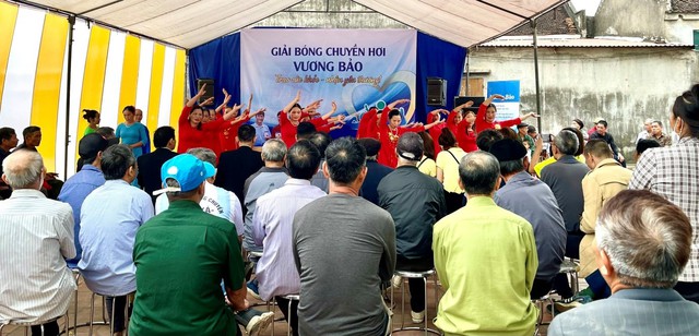 Người cao tuổi tại Hiệp Hòa, Bắc Giang nô nức tham dự "Giải bóng chuyền hơi Vương Bảo" - Ảnh 1. Người cao tuổi tại Hiệp Hòa, Bắc Giang nô nức tham dự "Giải bóng chuyền hơi Vương Bảo" - Ảnh 1.